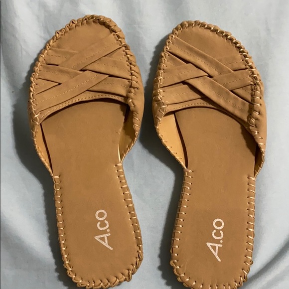 💜4/$30 - NWOT closed-toe sandals - Picture 1 of 2